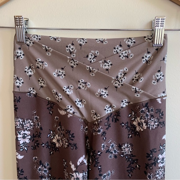 aerie OFFLINE Real Me High Waisted Floral Crossover Leggings - Picture 7 of 7